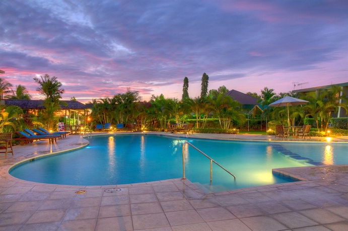 Imagen de la piscina del Hotel Tanoa Waterfront. Foto 11