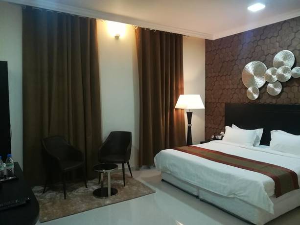 Imagen de la habitación del Hotel Tanuf Residency. Foto 9