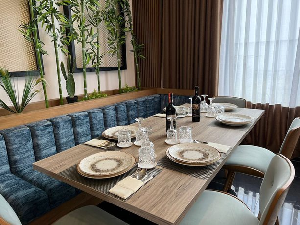 Imagen del bar/restaurante del Hotel Tanushaj Beach Resort. Foto 7