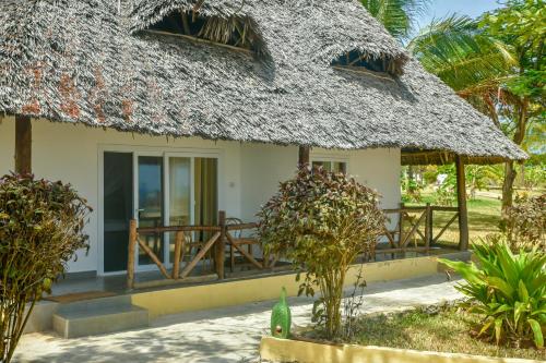 Imagen de la habitación del Hotel Tanzanite Beach Resort. Foto 10