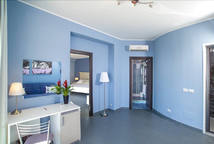 Imagen de la habitación del Hotel Taormina Palace. Foto 10