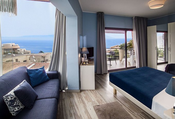 Imagen de la habitación del Hotel Taormina Palace. Foto 13