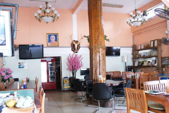Imagen del bar/restaurante del Hotel Tara Bandb Kanchanaburi. Foto 3