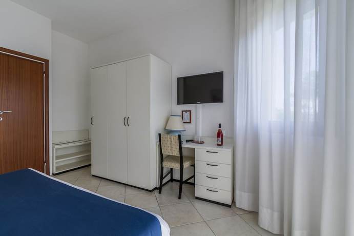Imagen de la habitación del Hotel Tarabella, Forte de Marmi. Foto 9