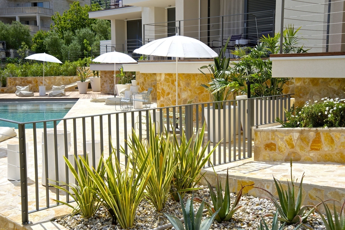 Imagen de los exteriores del Hotel Tara's Lodge. Foto 8