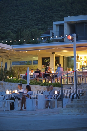 Imagen del bar/restaurante del Hotel Tara's Lodge. Foto 6