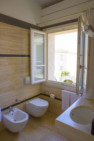 Imagen de la habitación del Hotel Tarthes. Foto 7