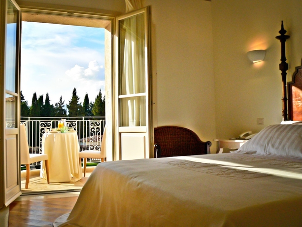 Imagen de la habitación del Hotel Tarthes. Foto 17