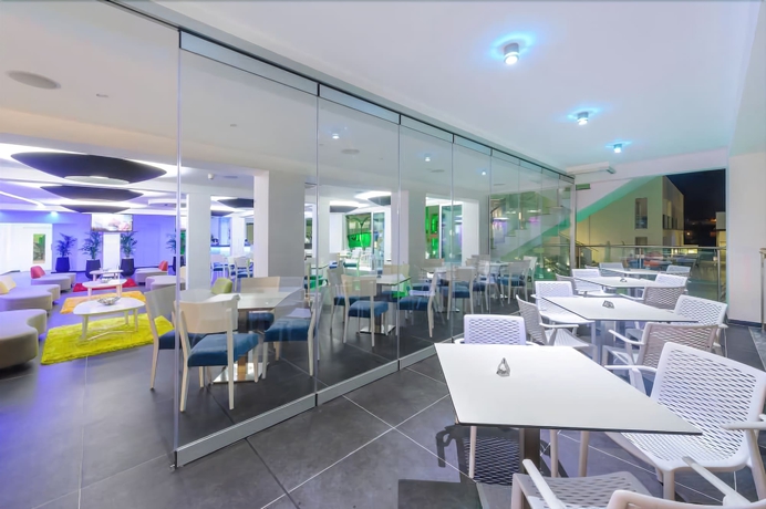 Imagen del bar/restaurante del Hotel Tasia Maris Oasis. Foto 3