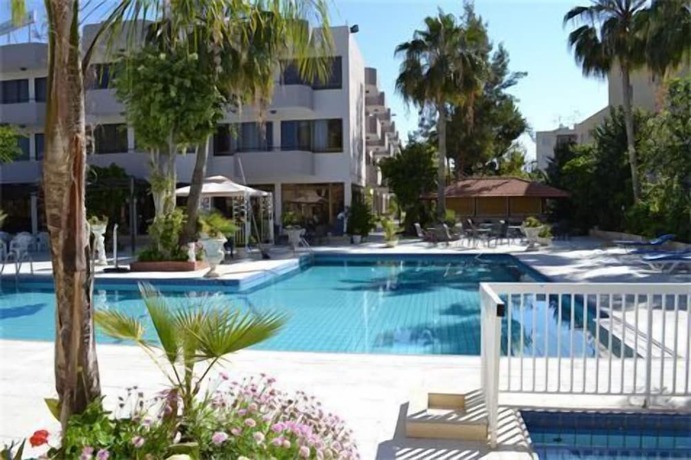 Imagen de la piscina del Hotel Tasiana Apartments Complex. Foto 18