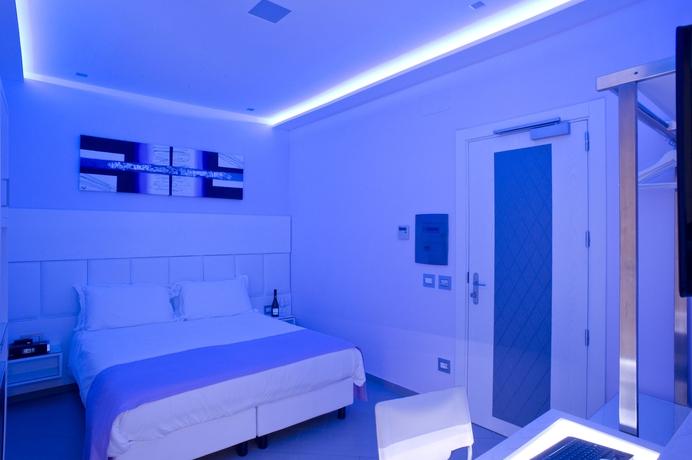 Imagen de la habitación del Hotel Tasso Suites. Foto 2