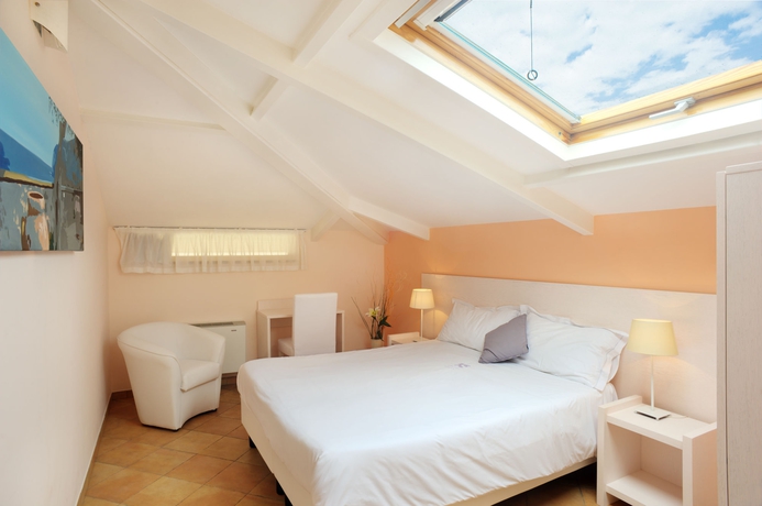 Imagen de la habitación del Hotel Tasso Suites. Foto 5