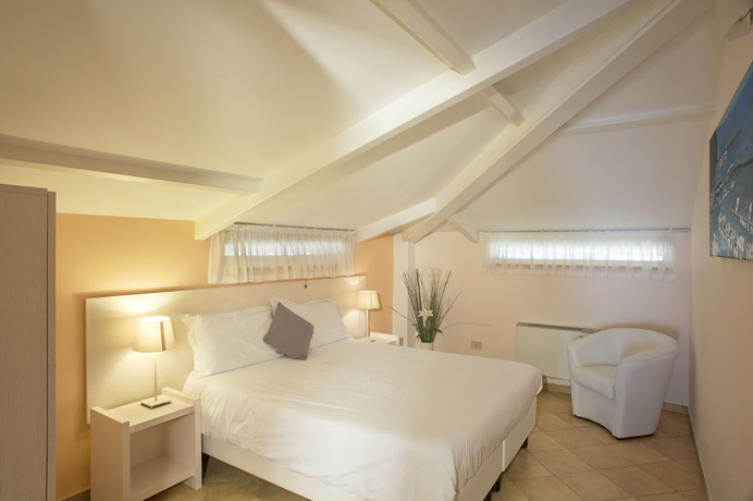 Imagen de la habitación del Hotel Tasso Suites. Foto 6