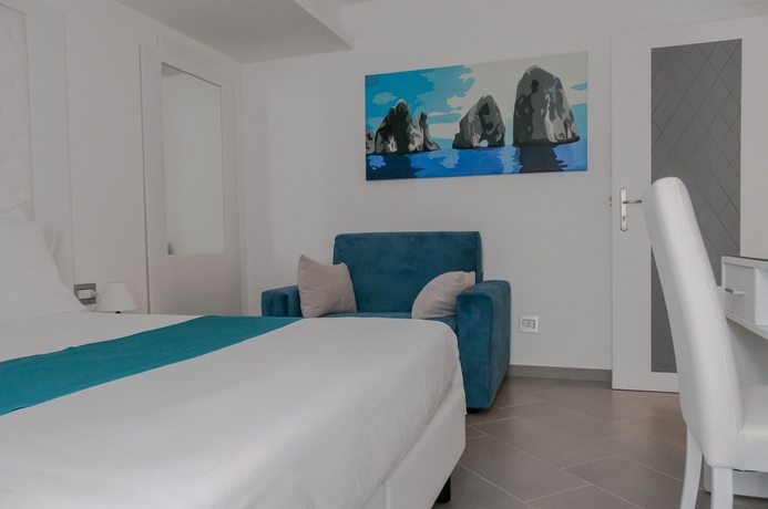 Imagen de la habitación del Hotel Tasso Suites. Foto 8