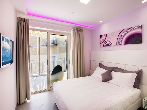 Imagen de la habitación del Hotel Tasso Suites. Foto 9