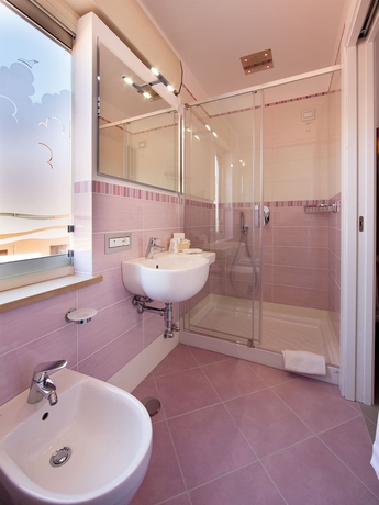 Imagen de la habitación del Hotel Tasso Suites. Foto 10