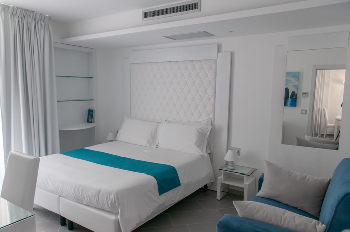 Imagen de la habitación del Hotel Tasso Suites. Foto 14