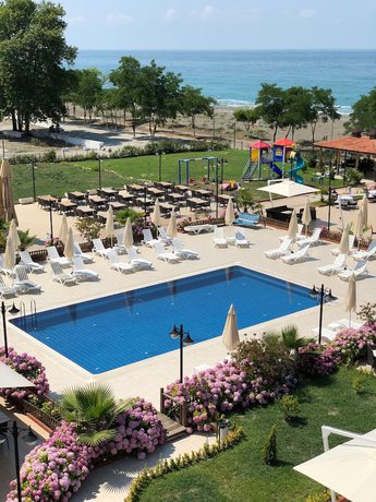 Imagen de la piscina del Hotel Tatilya Resort. Foto 16