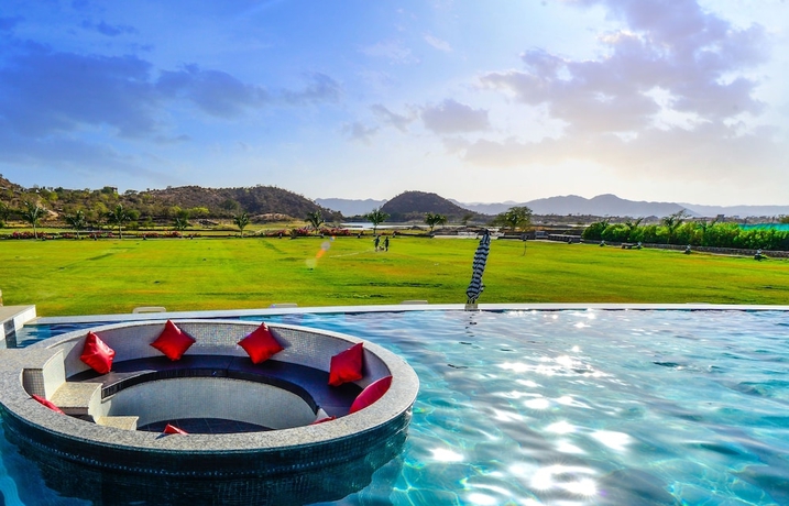 Imagen de la piscina del Hotel Tatsaraasa Resort and Spa Udaipur. Foto 18