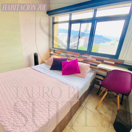 Imagen de la habitación del Hotel Tauro Black Suites. Foto 8