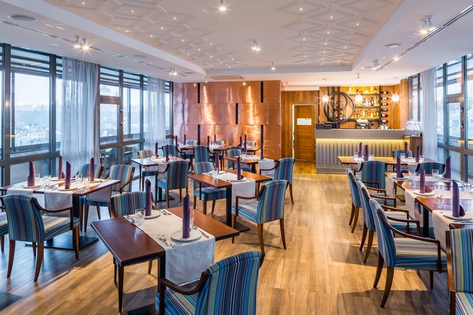 Imagen del bar/restaurante del Hotel Taurus City. Foto 8