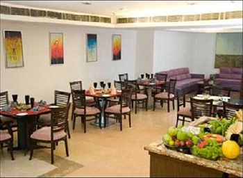 Imagen del bar/restaurante del Hotel Taurus Sarovar Portico. Foto 2