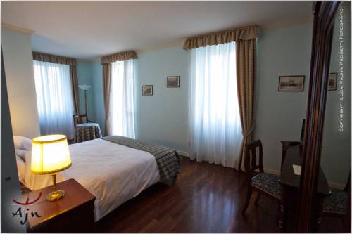 Imagen de la habitación del Hotel Taverna Bleu. Foto 8