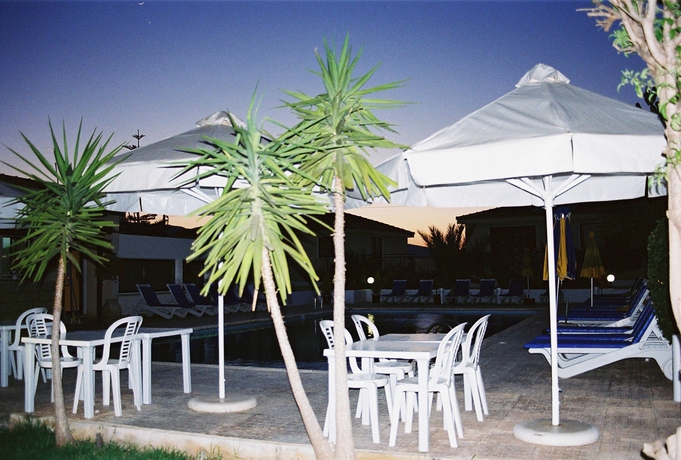 Imagen de la piscina del Hotel Tavros Apartments. Foto 14