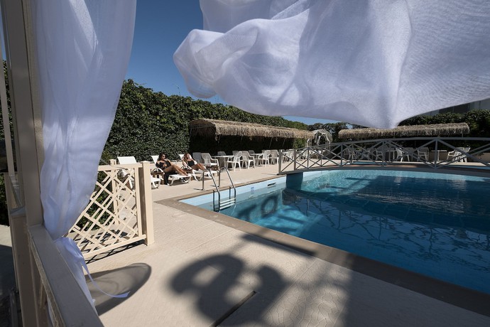 Imagen de la piscina del Hotel Taxiarhis. Foto 19