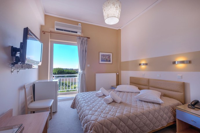 Imagen de la habitación del Hotel Taxiarhis. Foto 8