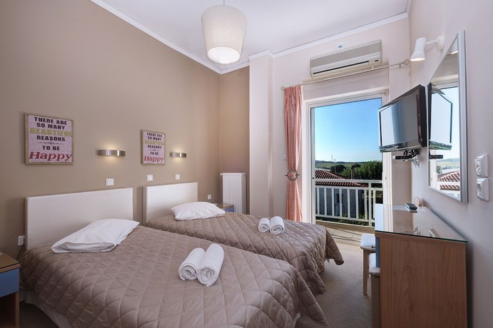 Imagen de la habitación del Hotel Taxiarhis. Foto 10