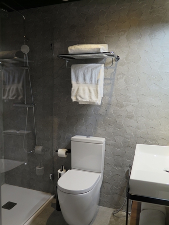 Imagen de la habitación del Hotel Tayko Bilbao. Foto 13