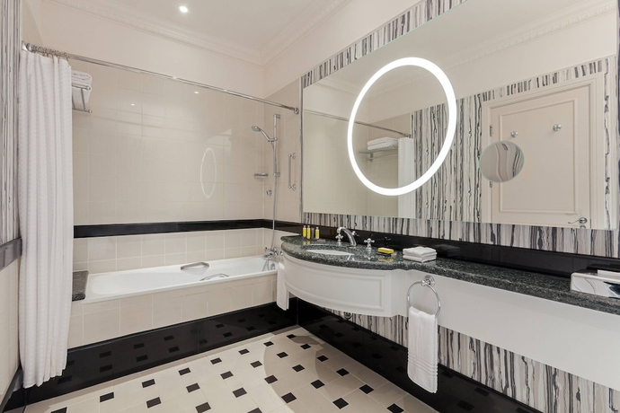 Imagen de la habitación del Hotel Tbilisi Marriott. Foto 17