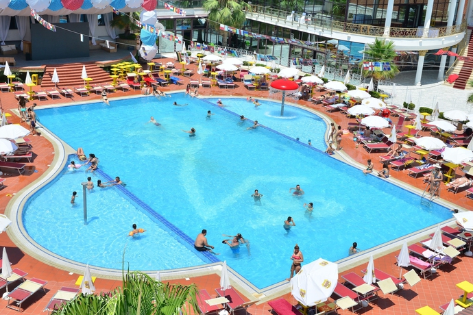 Imagen de la piscina del Hotel Te Stela Resort. Foto 18