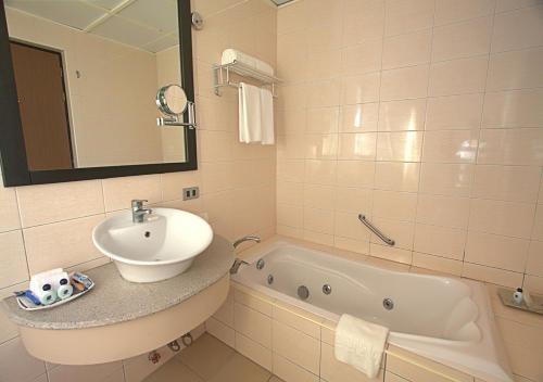 Imagen de la habitación del Hotel Techno Park. Foto 8