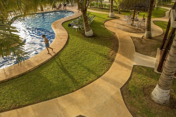 Imagen de la piscina del Hotel Tecnohotel Beach. Foto 16