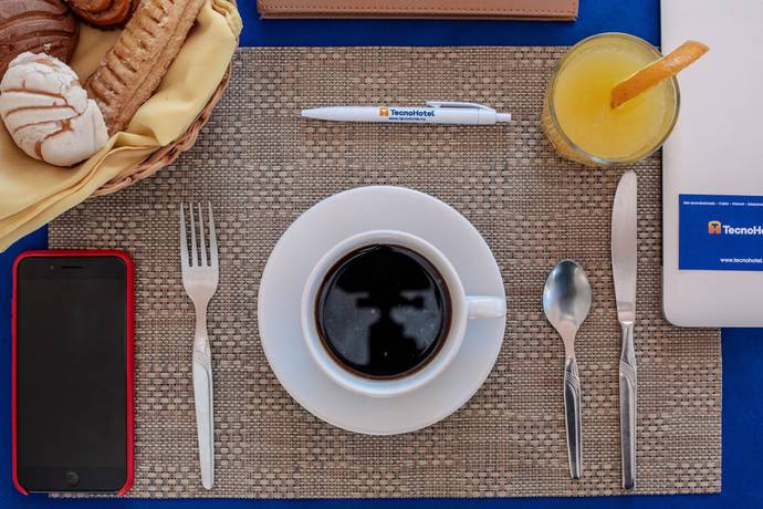 Imagen del bar/restaurante del Hotel Tecnohotel Itzaes. Foto 5