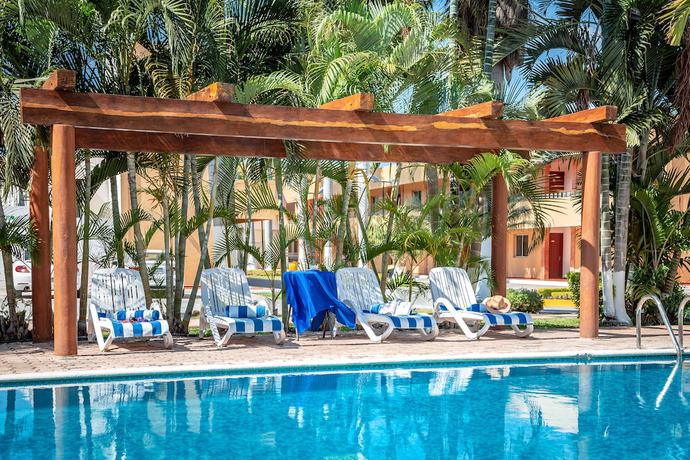 Imagen de la piscina del Hotel Tecnohotel Itzaes, M&eacute;rida. Foto 20