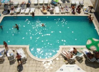 Imagen de la piscina del Hotel Tedi. Foto 3