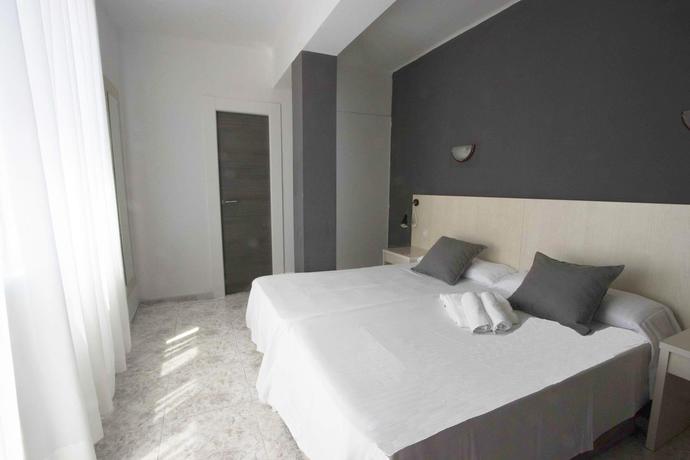 Imagen de la habitación del Hotel Teide. Foto 11