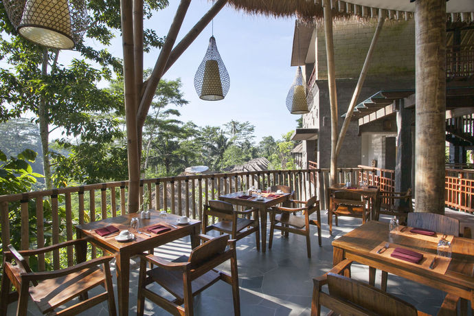 Imagen del bar/restaurante del Hotel Tejaprana Resort And Spa. Foto 2