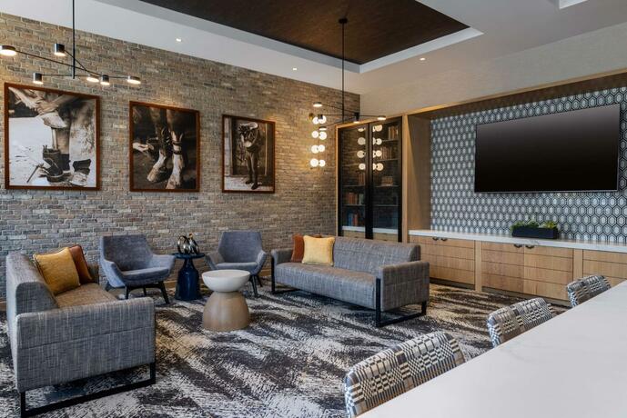 Imagen de los interiores del Hotel Tempo By Hilton Louisville Downtown Nulu. Foto 29