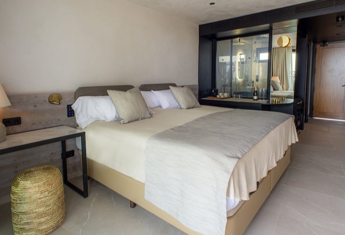 Imagen de la habitación del Hotel TenSuites. Foto 3