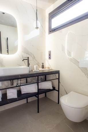 Imagen de la habitación del Hotel TenSuites. Foto 10