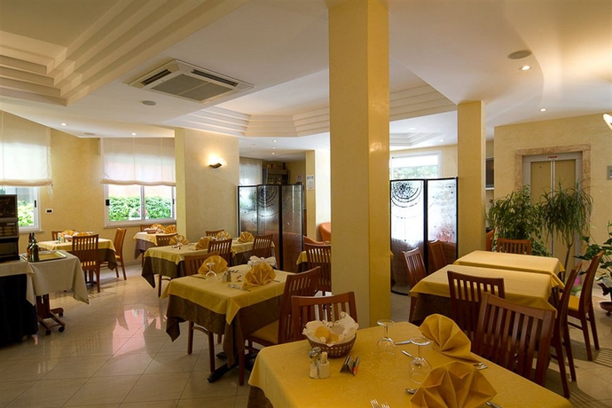 Imagen del bar/restaurante del Hotel Tenerife. Foto 4