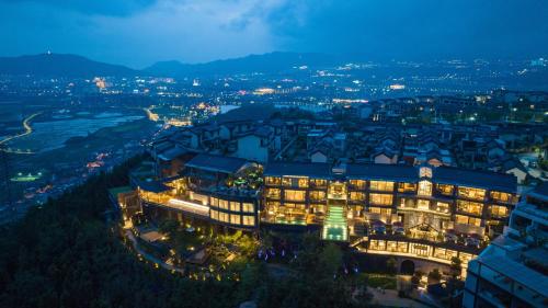 Imagen general del Hotel Tengchong Jingge Banshan Hot Spring. Foto 14