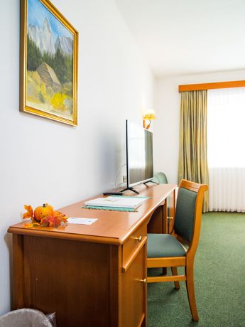 Imagen de la habitación del Hotel Tennis and Golf H&ouml;llrigl. Foto 7