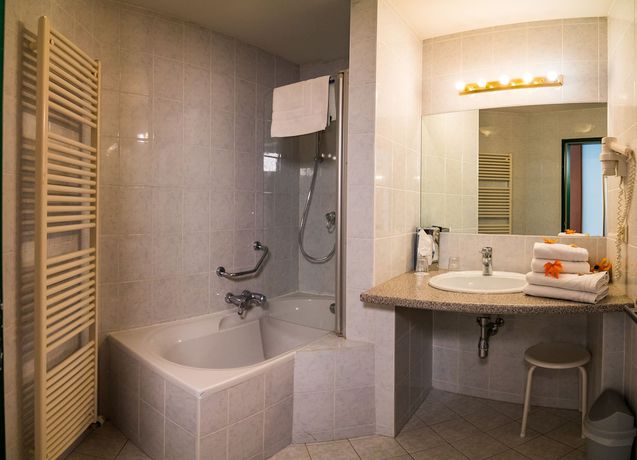 Imagen de la habitación del Hotel Tennis and Golf H&ouml;llrigl. Foto 9