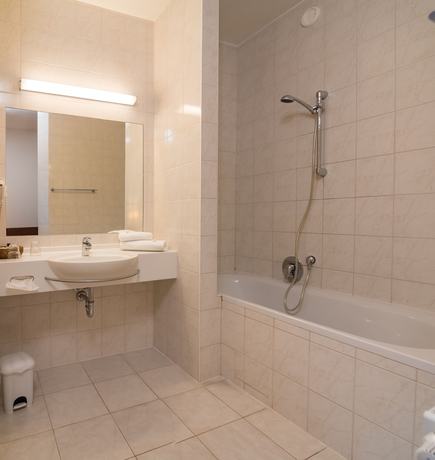Imagen de la habitación del Hotel Tennis and Golf H&ouml;llrigl. Foto 10