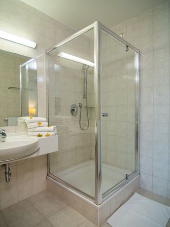 Imagen de la habitación del Hotel Tennis and Golf H&ouml;llrigl. Foto 13